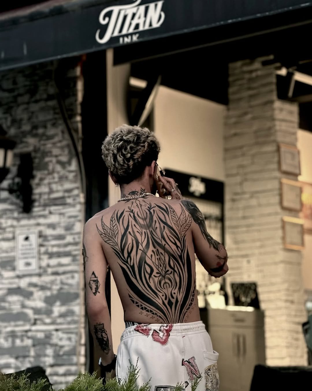 Sırt kabile desenli yaprak formlu dövme — kalın siyah tribal çizgiler | Titan Ink Gallery Samsun
