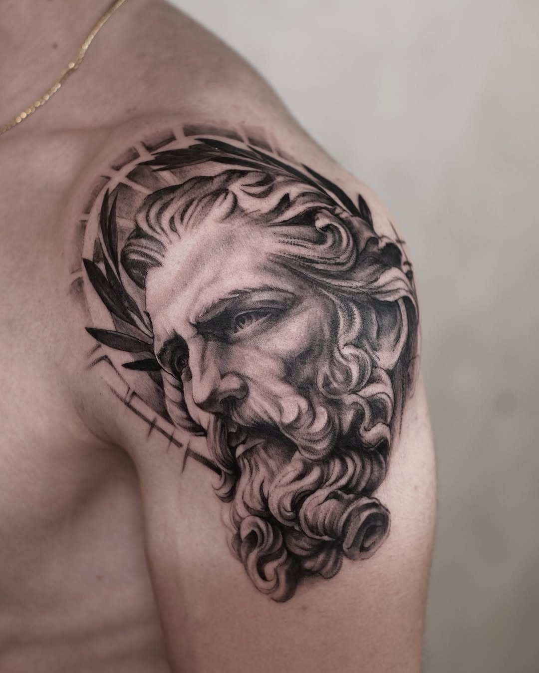 Omuz sakallı antik heykel büstü dövmesi — detaylı realistik gölgeleme | Titan Ink Gallery Samsun