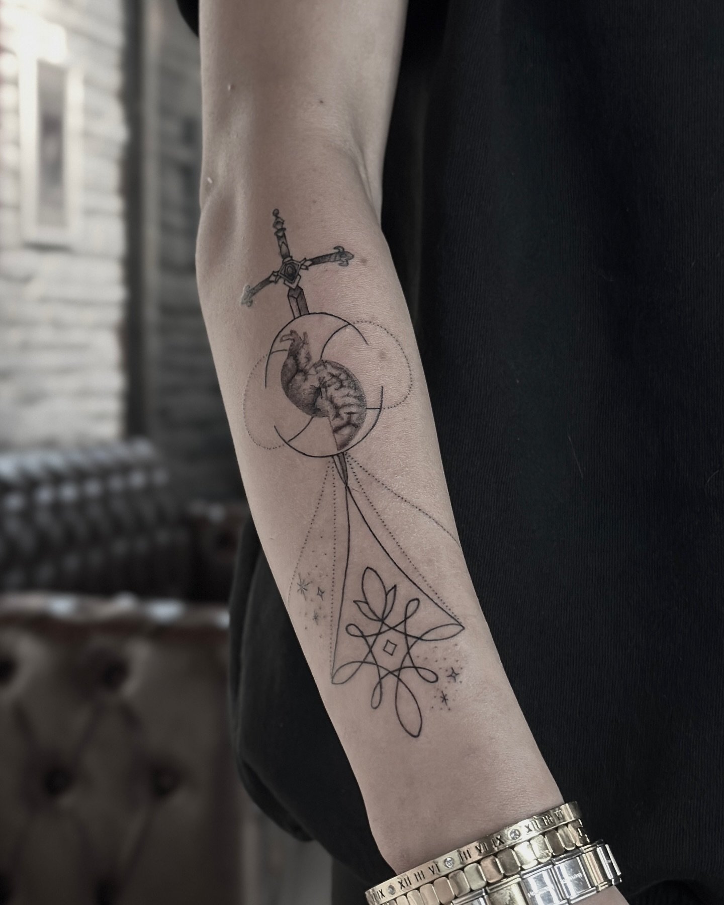 Ön kol kılıç, kalp ve geometrik hat kompozisyonu — noktalı fine line | Titan Ink Gallery Samsun