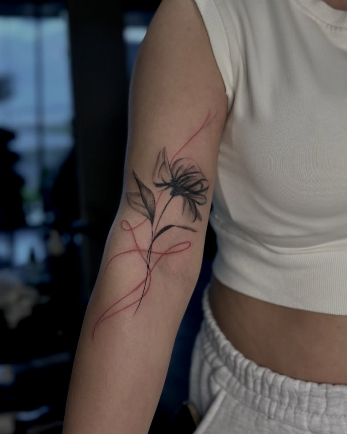 Arka kol siyah çiçek ve kırmızı çizgi dövmesi — sketch ve renkli detay | Titan Ink Gallery Samsun