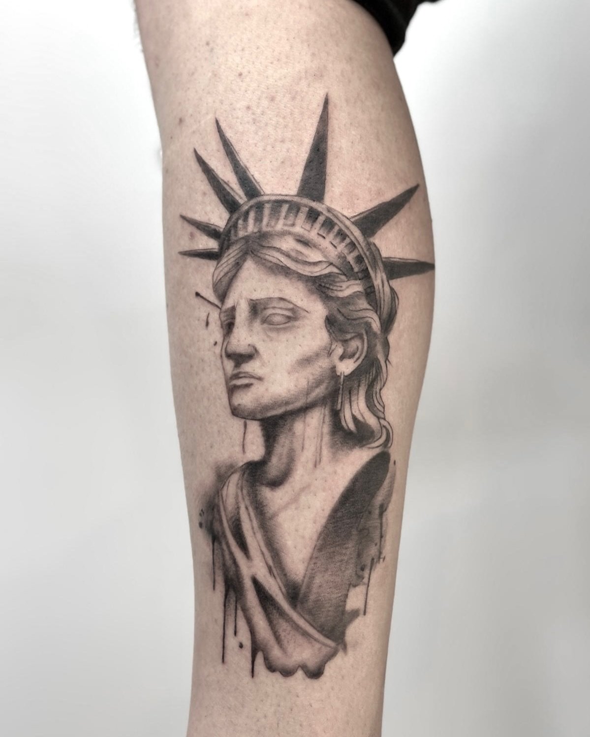Baldır Özgürlük Heykeli portre dövmesi — akıtmalı sketch black & grey | Titan Ink Gallery Samsun