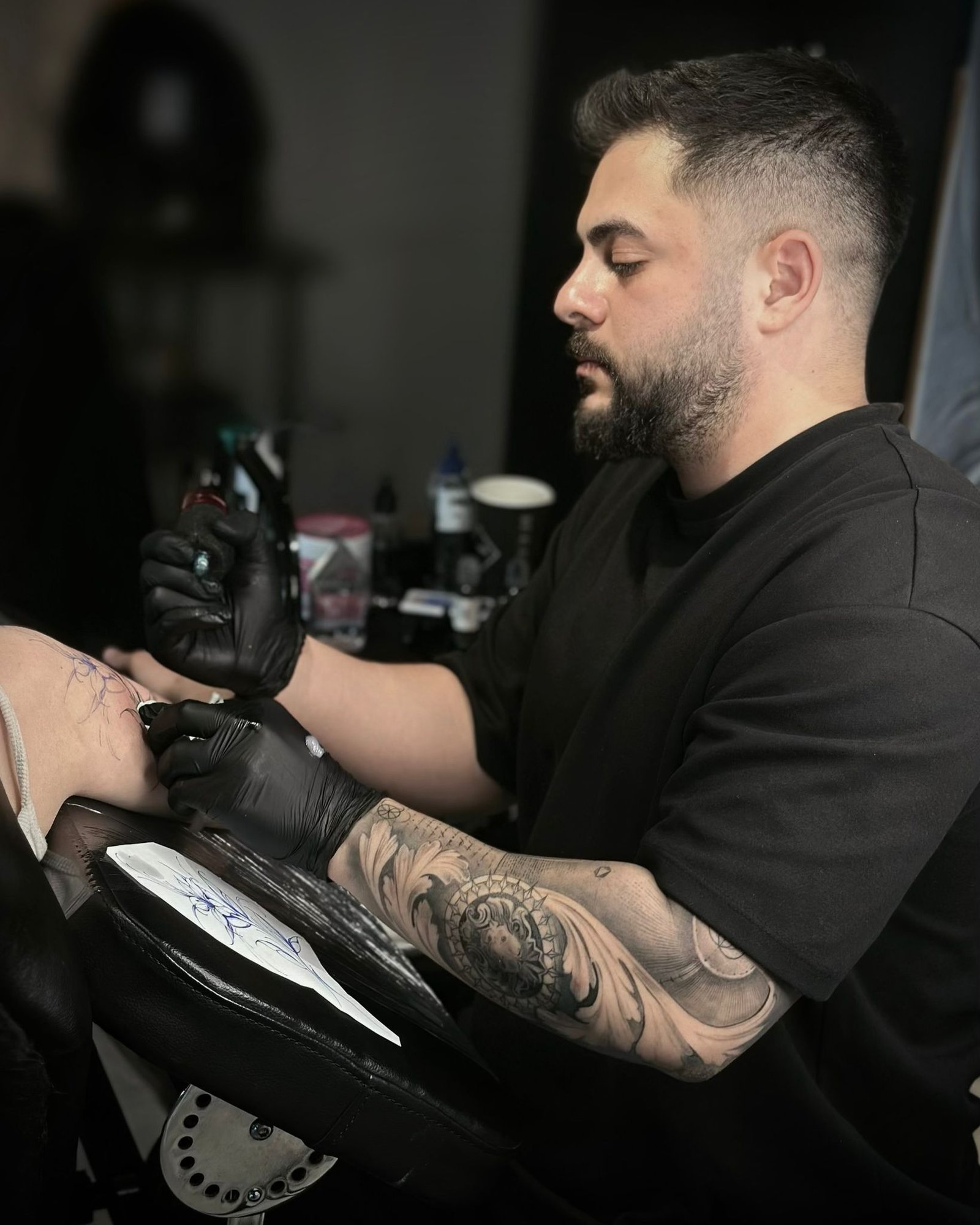 Dövme sanatçısı Cengizhan Kocaoğlu stüdyoda çalışırken — Titan Ink Gallery Atakum Samsun